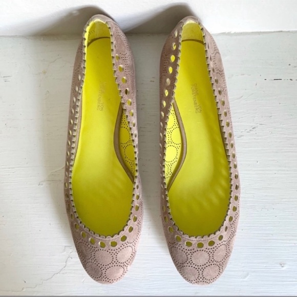 Diane Von Furstenberg Corolla Suede Laser Cut Round Toe Ballet Flat In Tan Sz 38 - Picture 2 of 11